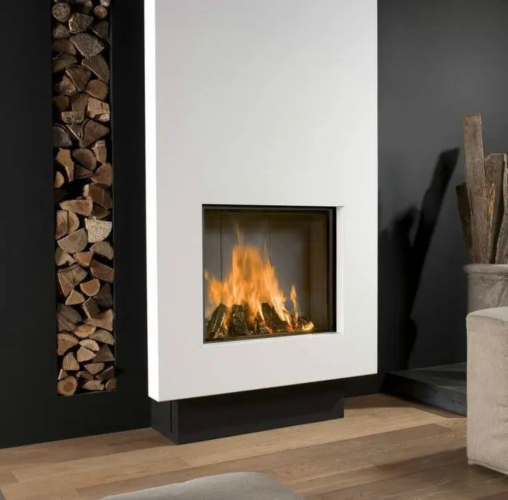 Cheminée contemporaine blanche avec insert vitré et feu de bois